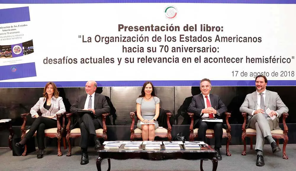 Egresado Gerardo de Icaza presenta libro en el Senado de la República