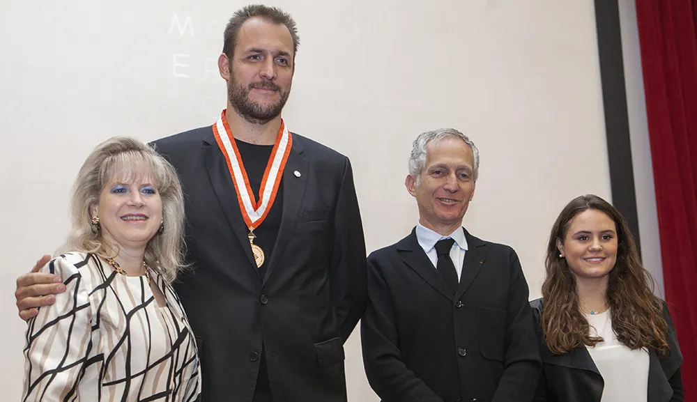 El Mtro. Gustavo Carmona recibe la Medalla Liderazgo Anáhuac en Arquitectura 2016
