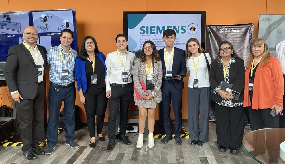 Isis Castillo Guerra y su equipo presentan su modelo de simulación de procesos durante el Siemens Assembly 2025