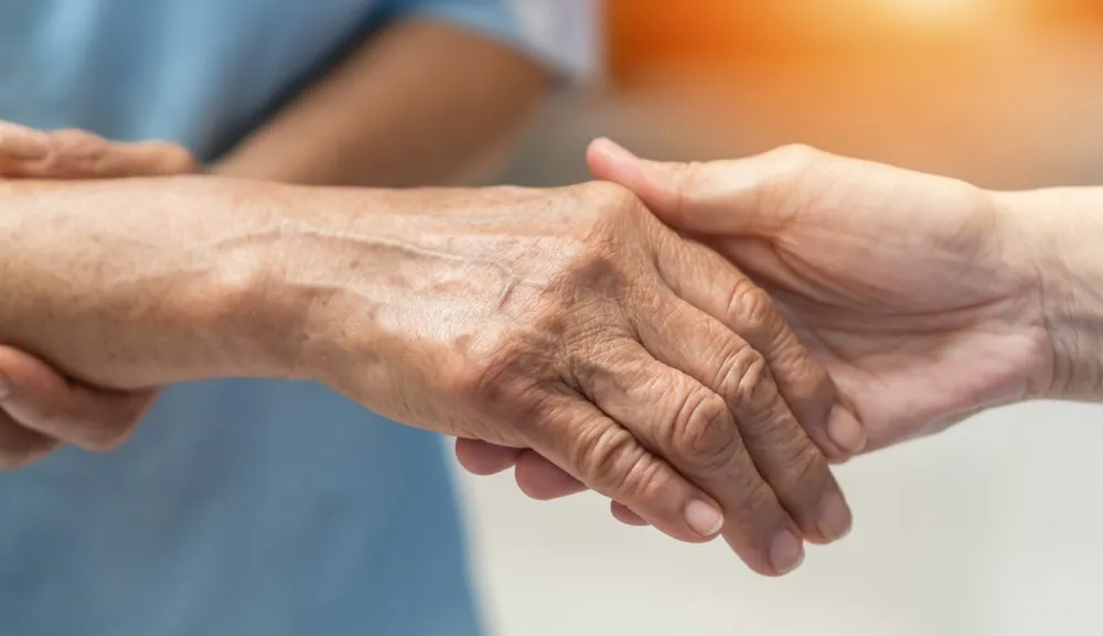 Fragilidad en adultos mayores y demencia temprana por Parkinson