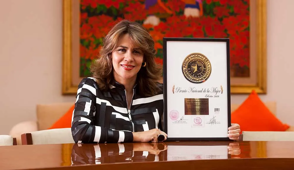 Nuestra egresada Lizet Espinoza recibe el Premio Nacional de la Mujer 2019