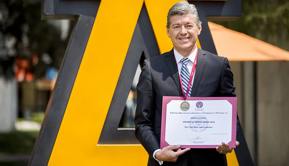Recibe el Mtro. López Landiribar el Premio al Mérito CNEIP 2016 