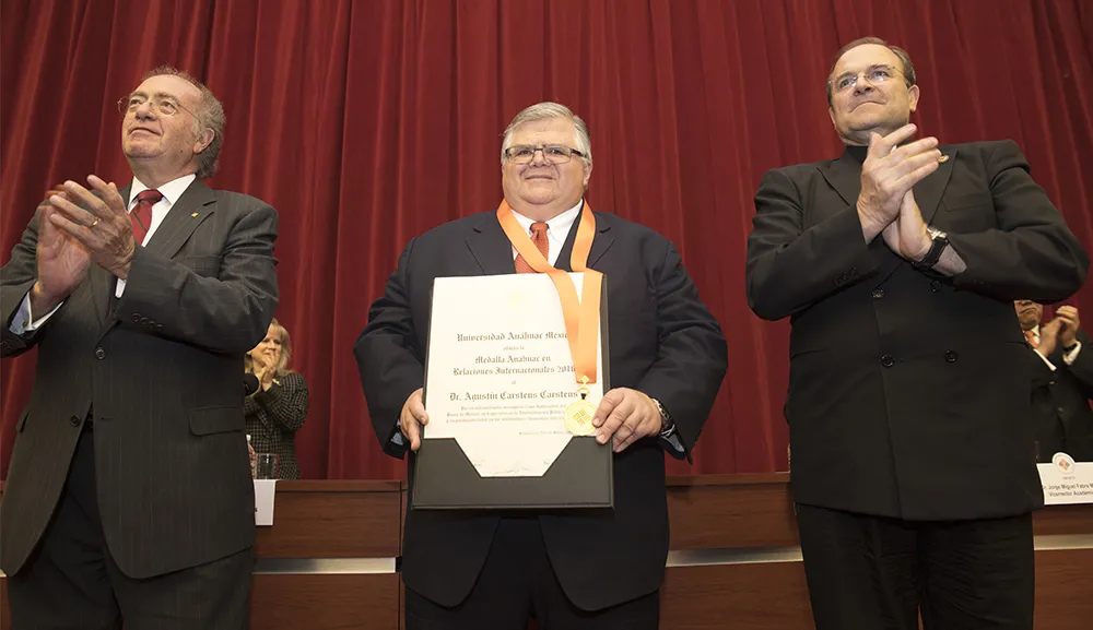 Reconocemos el liderazgo del Dr. Agustín Carstens con la Medalla Anáhuac en Relaciones Internacionales