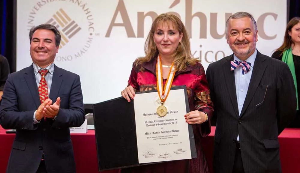 Medalla Liderazgo Anáhuac a una de nuestras egresadas más destacadas, Gloria Guevara