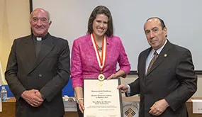 La Dra. Rosario Laris Echeverría recibe la Medalla Liderazgo Anáhuac en Bioética 2016