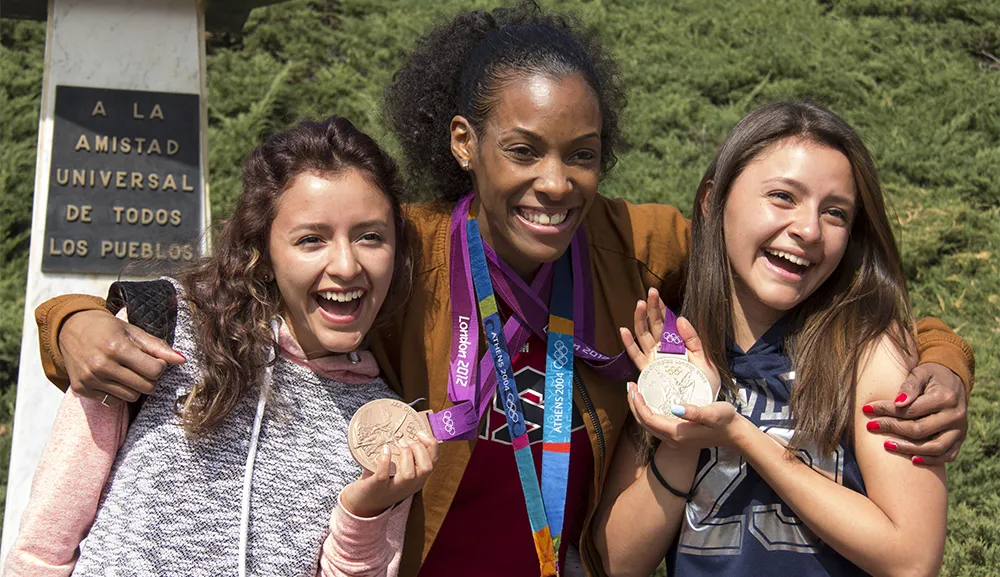 La medallista olímpica DeeDee Trotter visita nuestra Universidad
