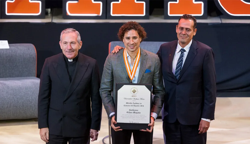 Guillermo Ochoa recibe la Medalla Anáhuac en Deporte 2026 