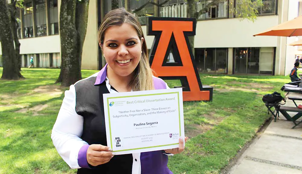 La Dra. Paulina Segarra recibe el Best Critical Dissertation Award