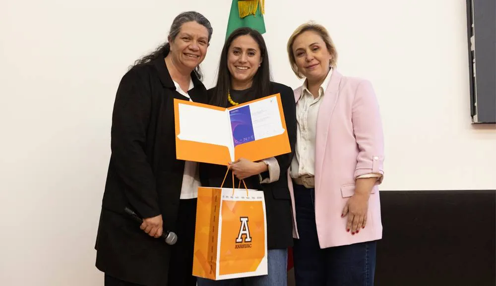 Isabel Salmones habla de la práctica profesional a alumnos de Diseño Gráfico