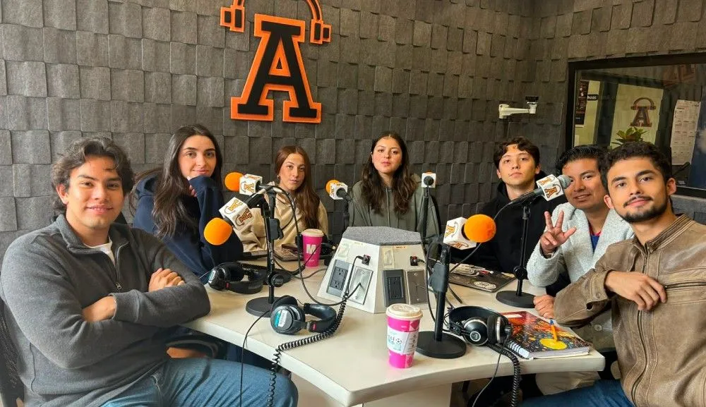 Alumnos de HUCO reflexionan sobre cultura e inmediatez en Radio Anáhuac