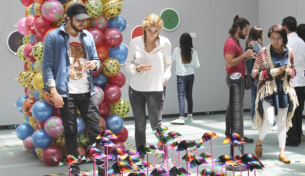 Rehiletes, serpentinas y pelotas de colores alegran la Anáhuac México