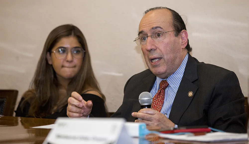 El Dr. Tomás Barrientos lleva a David y Goliat a la Feria del Libro del Ciencias de la Salud