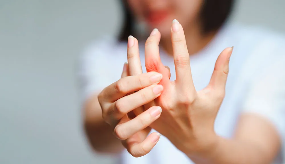 Tronarse los dedos no produce artritis