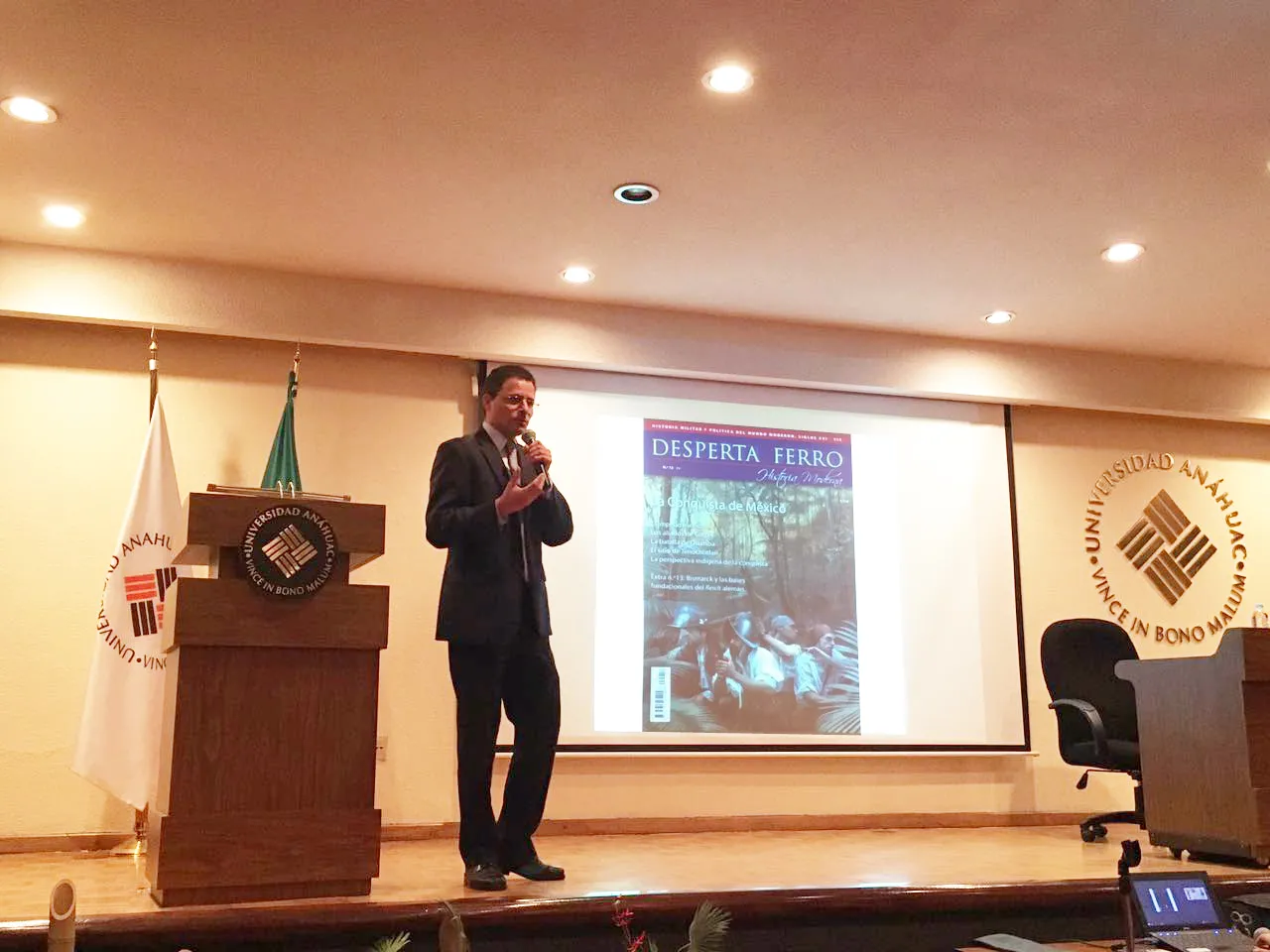 Facultad de Humanidades realizó conferencia sobre la historia militar de México