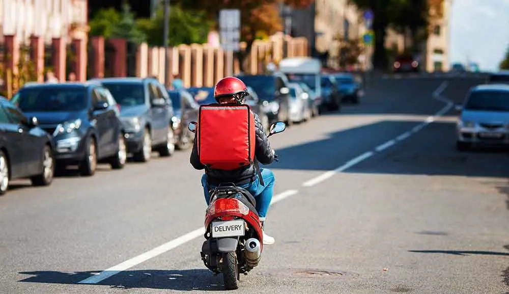 VÉRTICE crea la nueva caja para motos repartidoras de Cornershop México