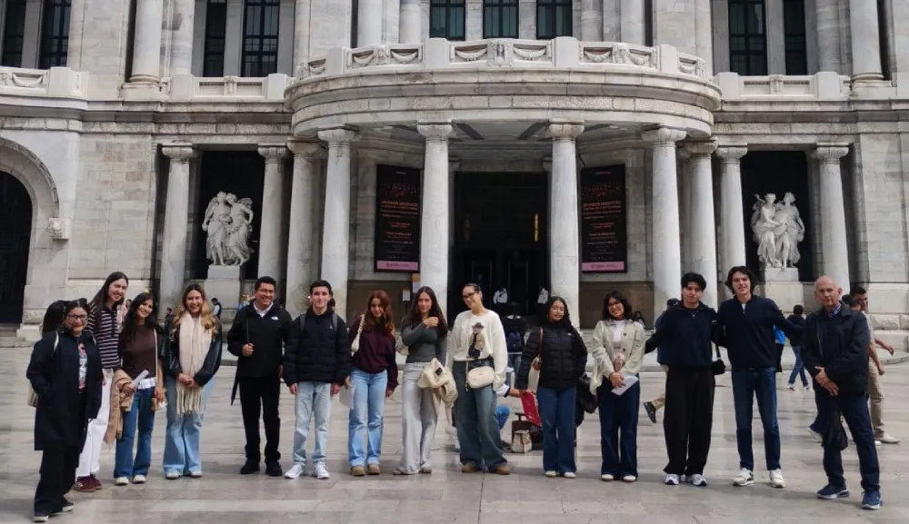 Alumnos de la Anáhuac México participan en visita cultural al Centro Histórico