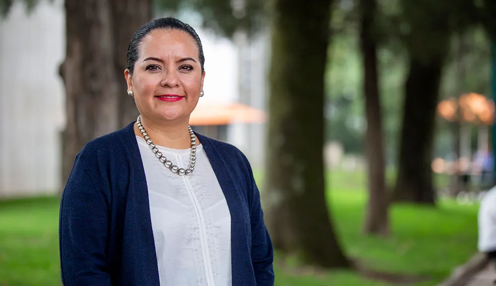 Alma Cázares, coordinadora de Publicaciones Académicas, recibe nombramiento en Caniem