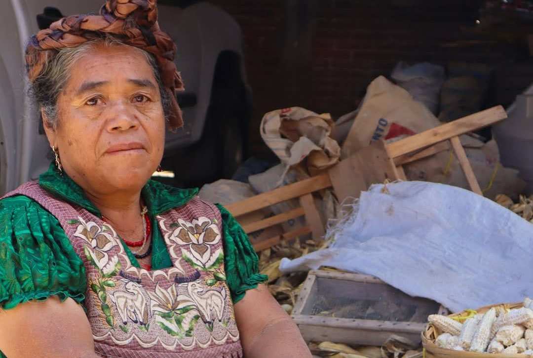 campesina desgranando maíz