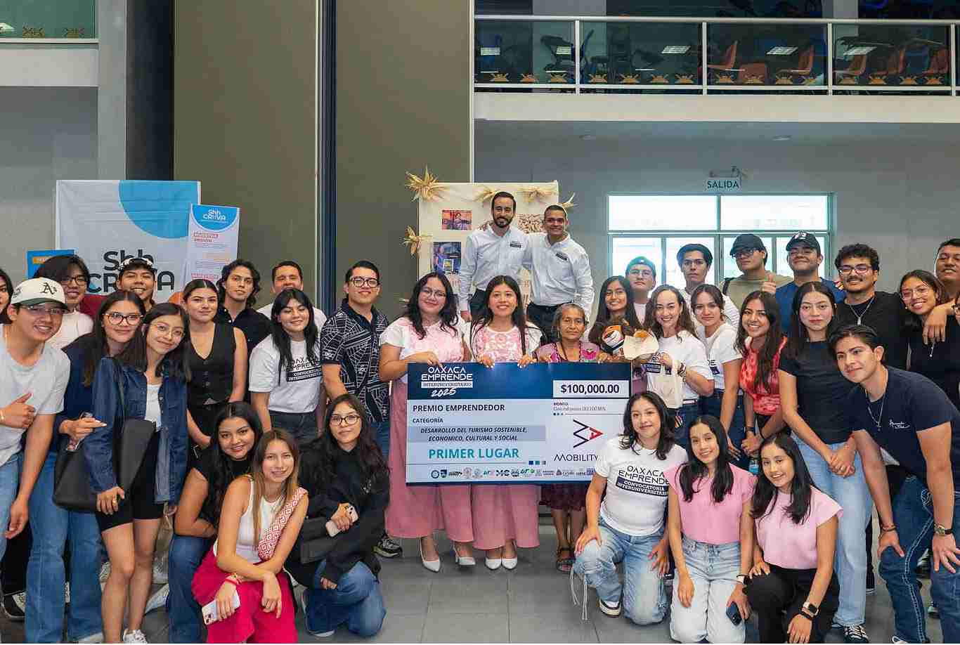 ganadoras de Oaxaca Emprende con sus compañeros festejando el triunfo