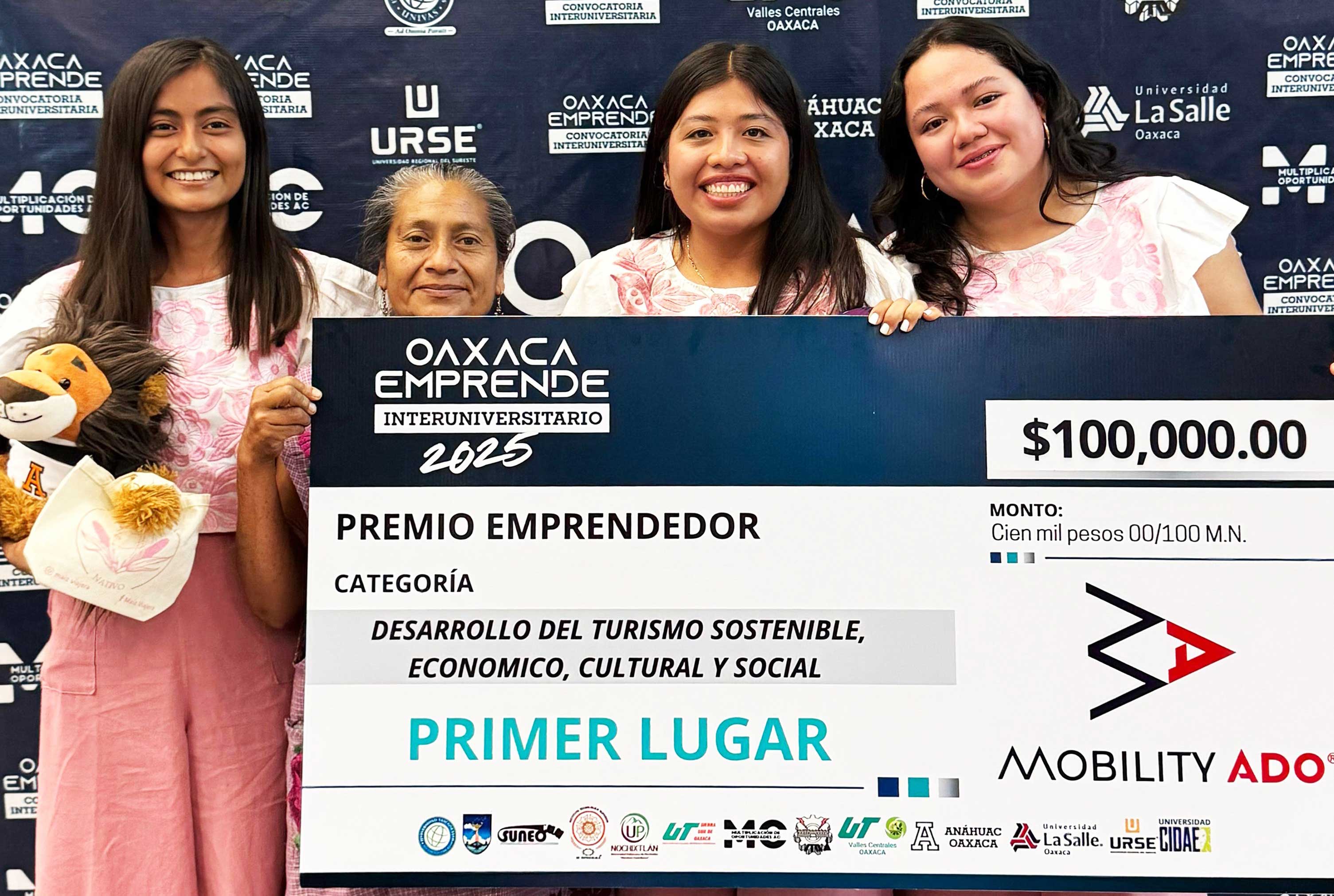 "Ganadoras del primer lugar del Premio Emprendedor Oaxaca Emprende Interuniversitario con cheque simbólico"