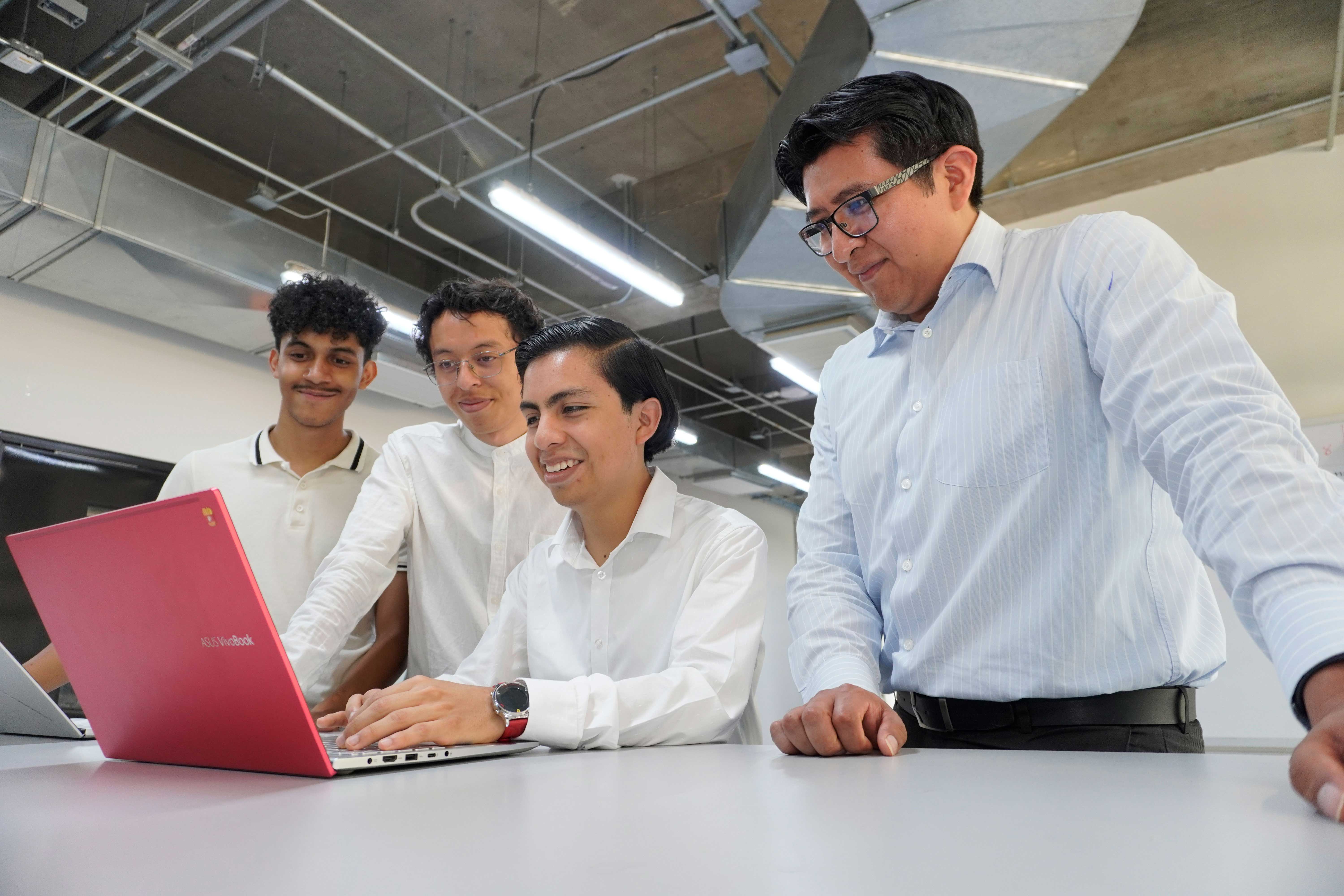 Estudiantes de Ingeniería en Tecnologías de la Información en laboratorio de la Universidad Anáhuac Oaxaca.