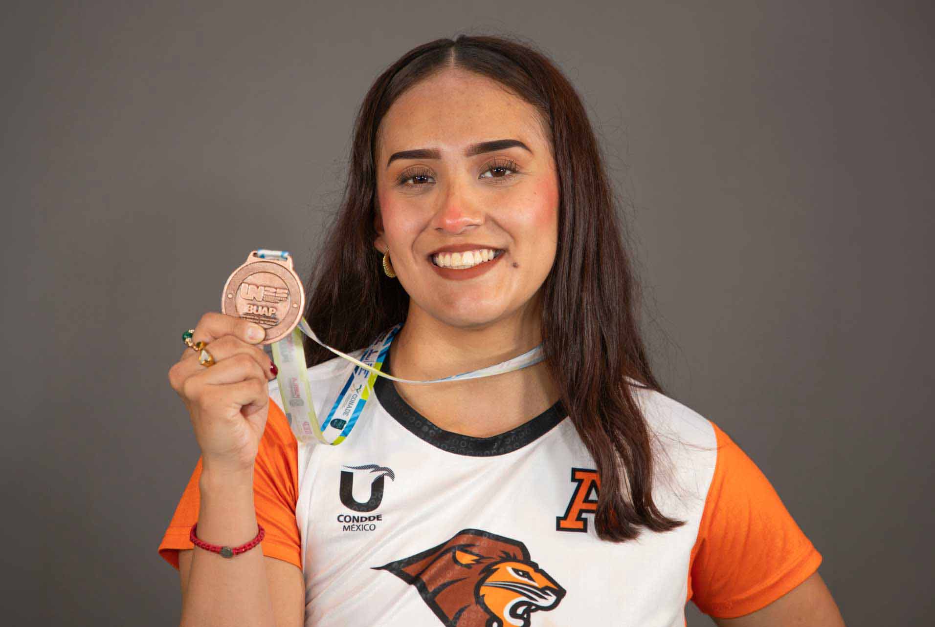 "La atleta Daniela de Leones Anáhuac Oaxaca mostrando su medalla de la Universiada Nacional CONDDE"