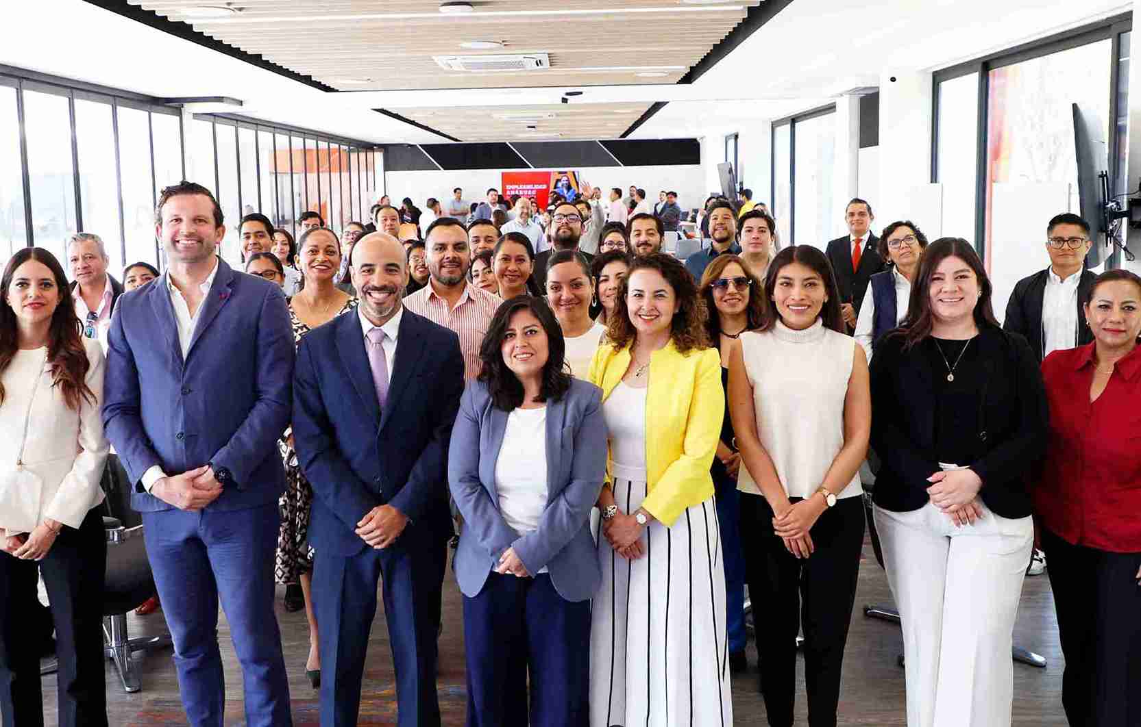 "Foto grupal de directivos, ponentes y asistentes en el evento de Empleabilidad de la Universidad Anáhuac Oaxaca"