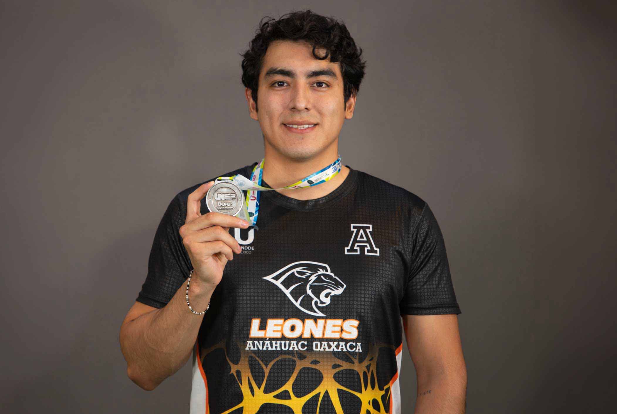 "El atleta Iván de Leones Anáhuac Oaxaca mostrando su medalla de la Universiada Nacional CONDDE"