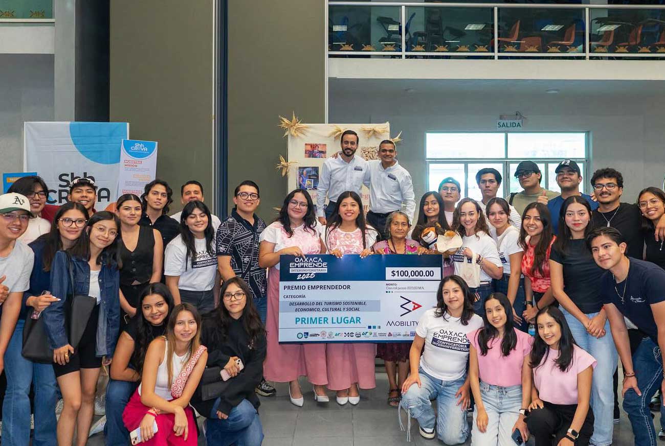 "Participantes y organizadores celebrando el primer lugar del proyecto Maíz Viajero en Oaxaca Emprende 2025"
