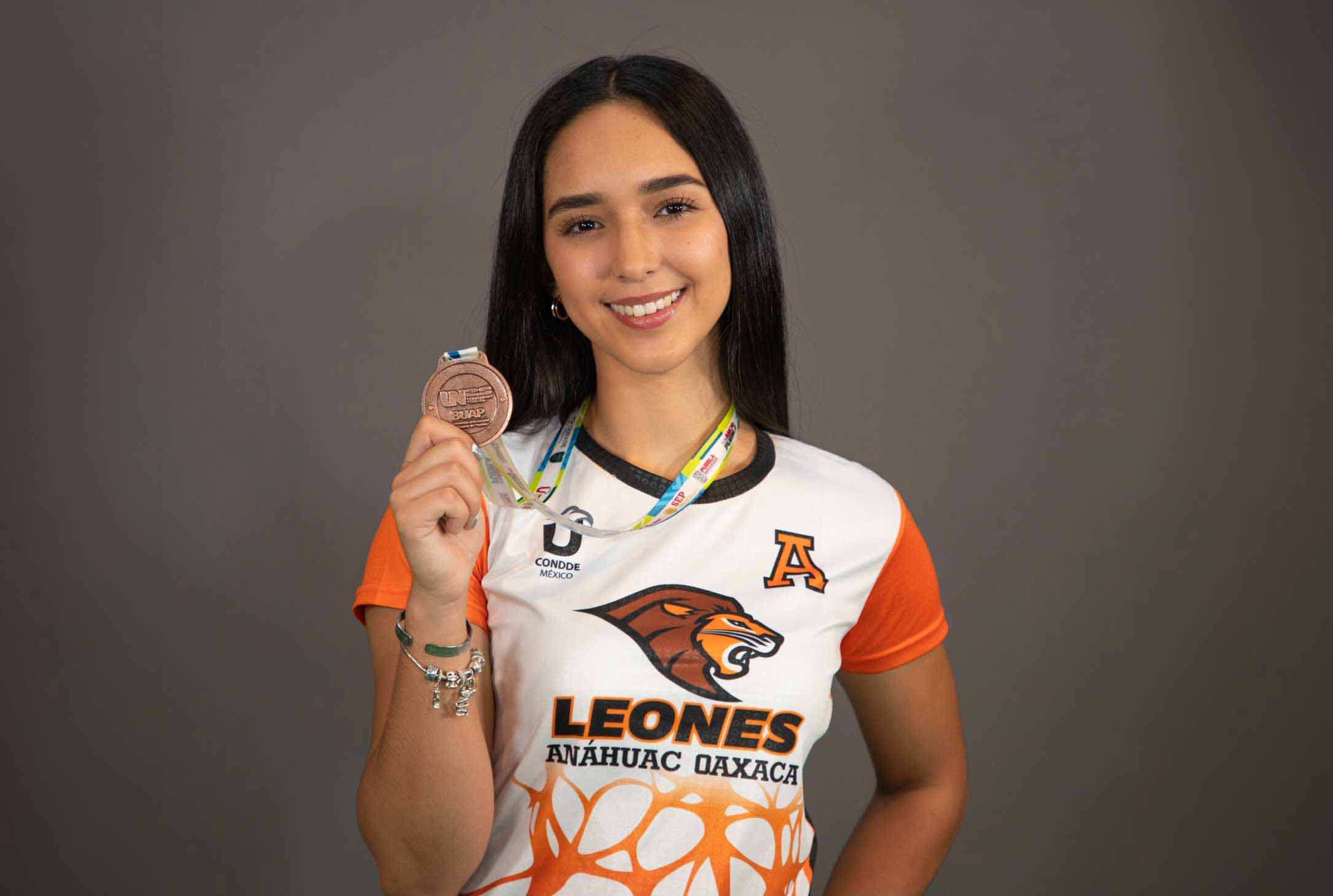 "La atleta Paulina de Leones Anáhuac Oaxaca mostrando su medalla de la Universiada Nacional CONDDE"