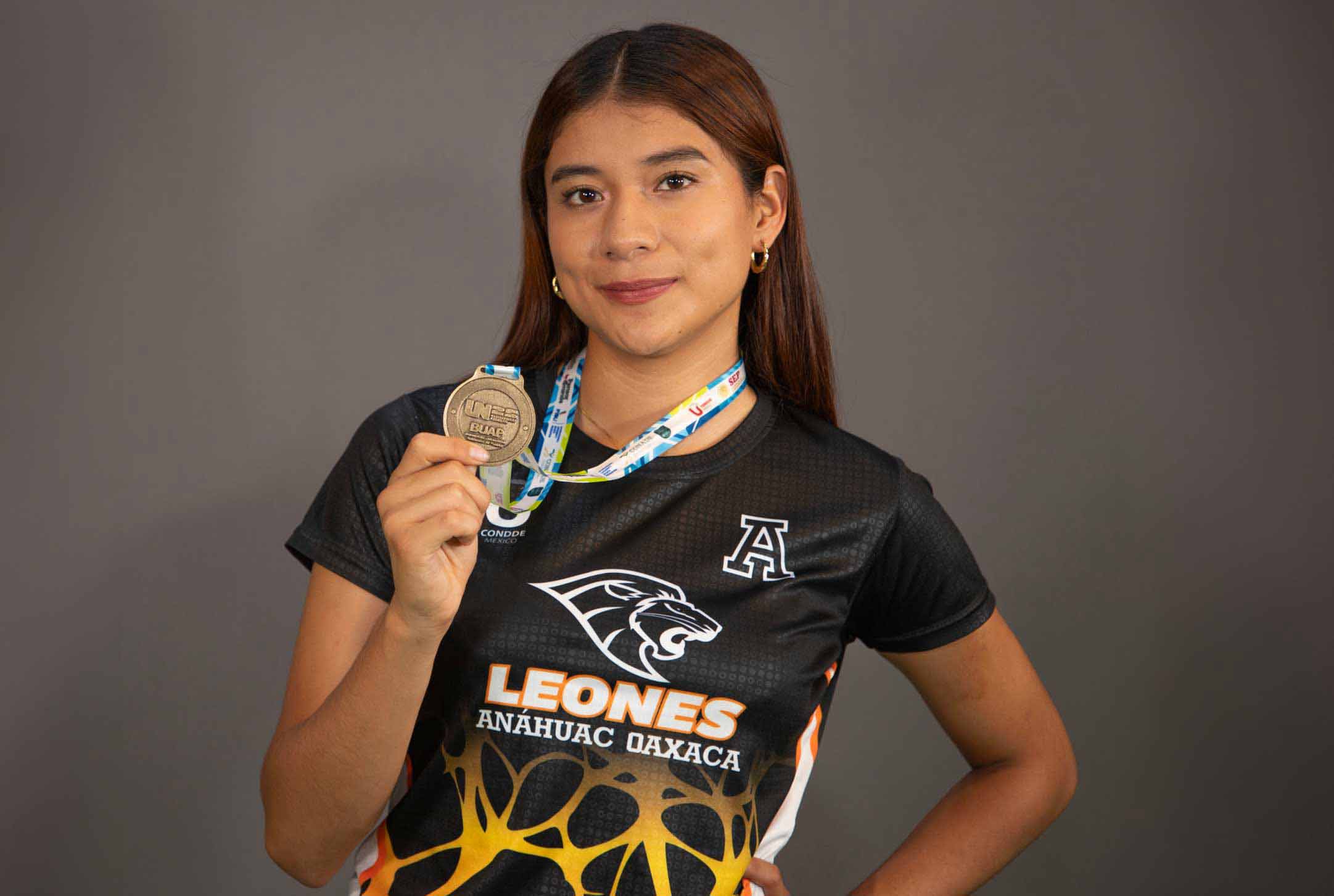 "La atleta Rosario de Leones Anáhuac Oaxaca mostrando su medalla de la Universiada Nacional CONDDE"