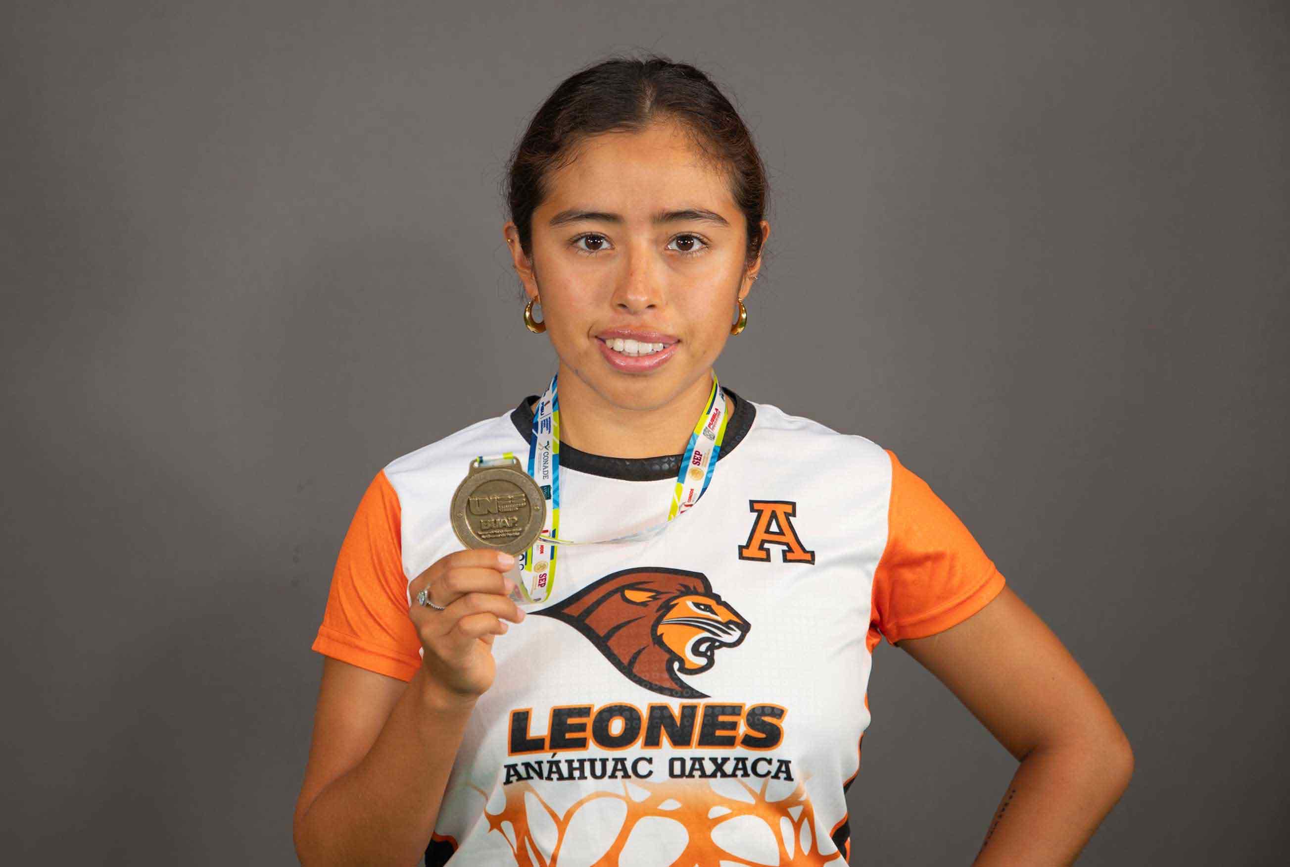 "Atleta Rubí de Leones Anáhuac Oaxaca muestra su medalla tras competir en triatlón"