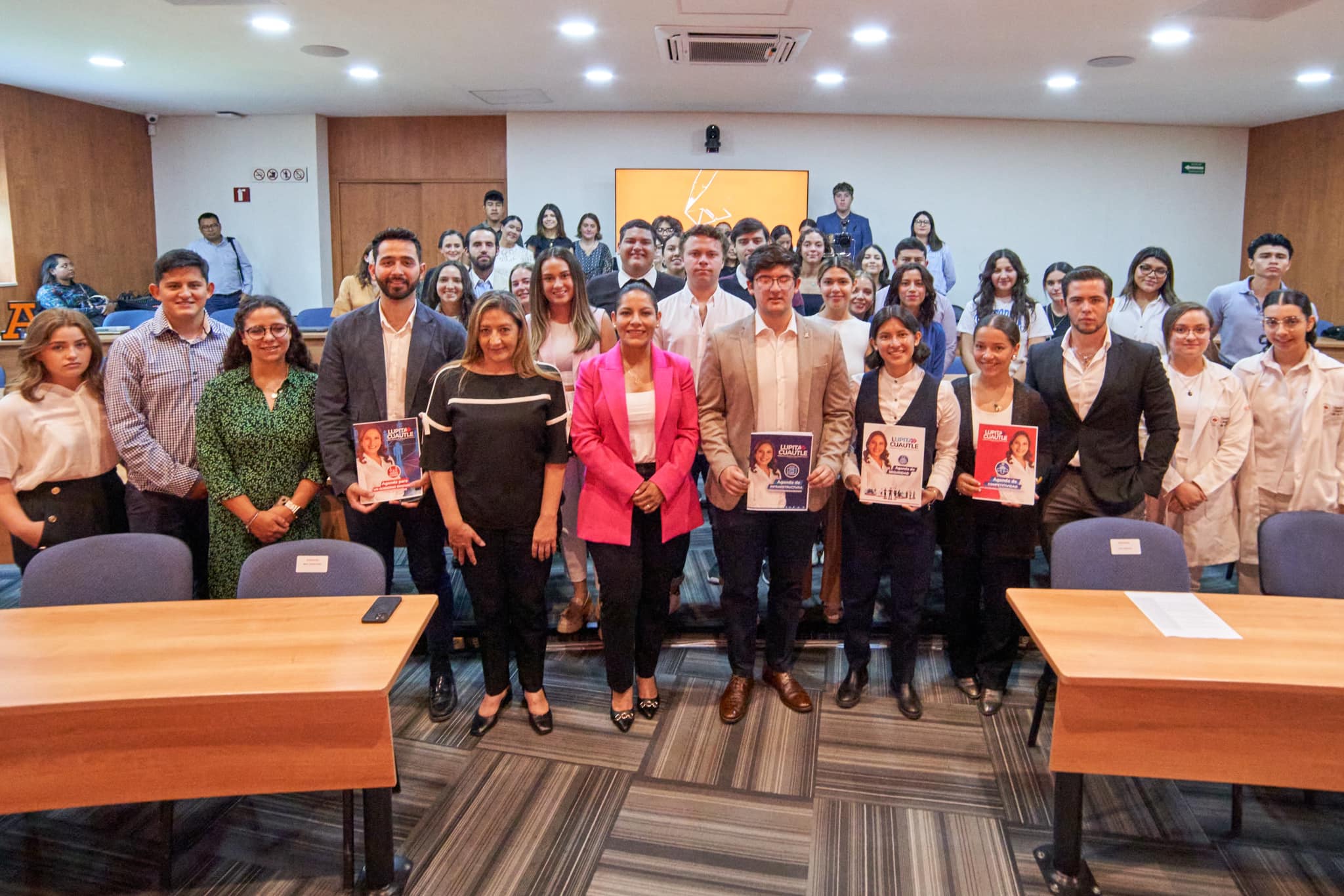 Estudiantes de la Anáhuac Puebla se reúnen con la candidata municipal de Guadalupe Cuautle para discutir el futuro de San Andrés Cholula