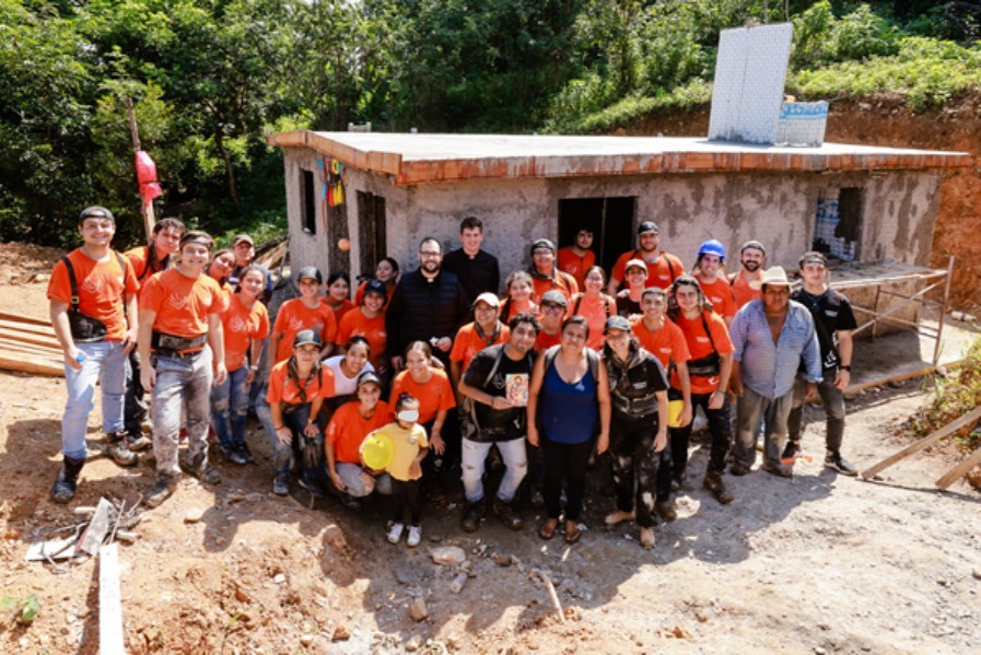 Jóvenes estudiantes de la Anáhuac Puebla construyen un mejor futuro al edificar casas para familias de Cuetzalan