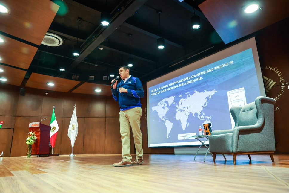 Luis Raúl Gamboa Solórzano de Grupo BMW comparte cátedra con universitarios de la Anáhuac Puebla