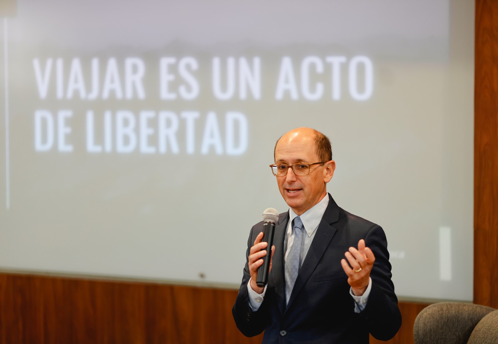 “Viajar es un acto de libertad”; Alejandro Cañedo Priesca en la Anáhuac Puebla.