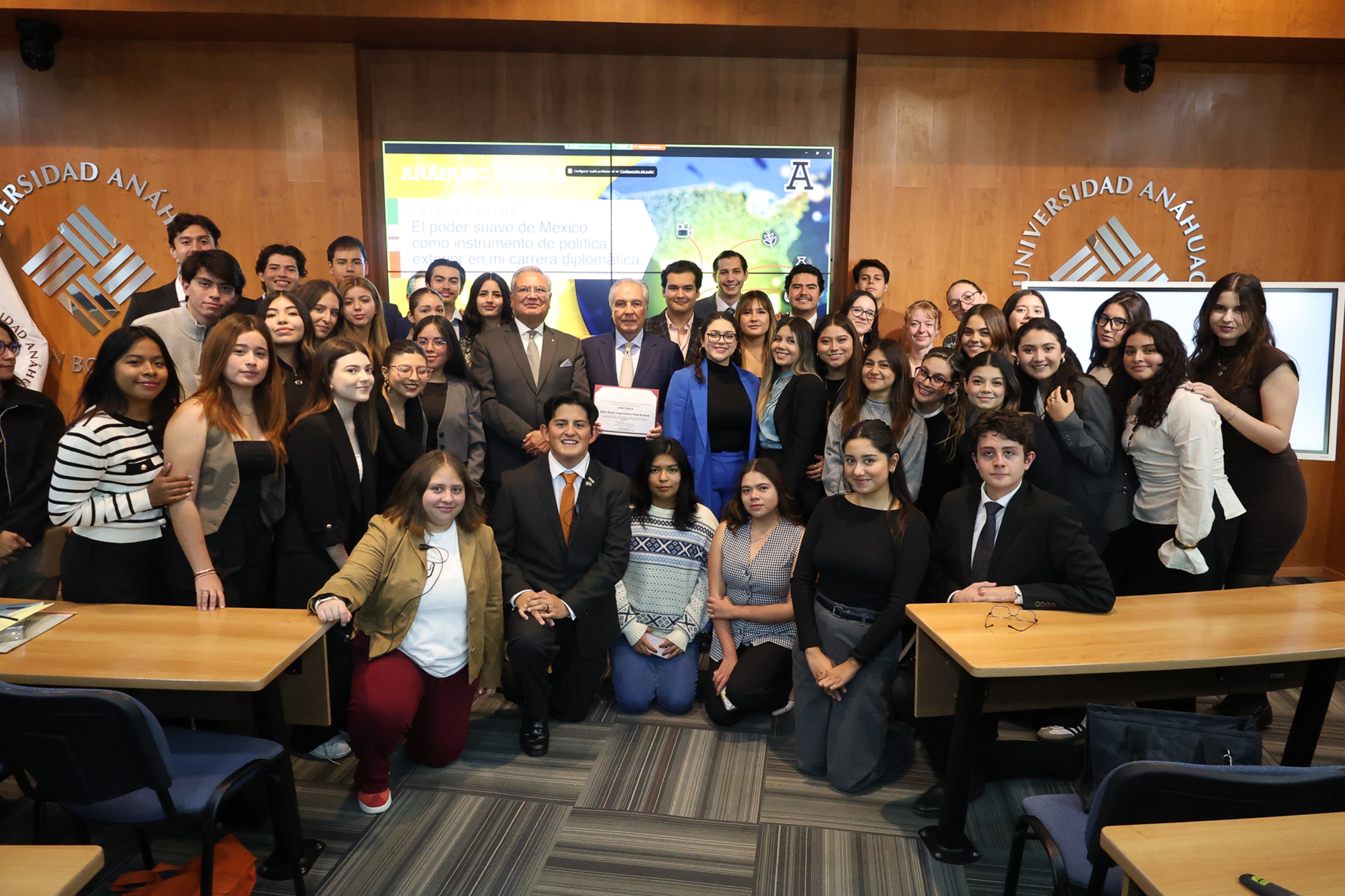 Embajador eminente analiza el papel de México con estudiantes