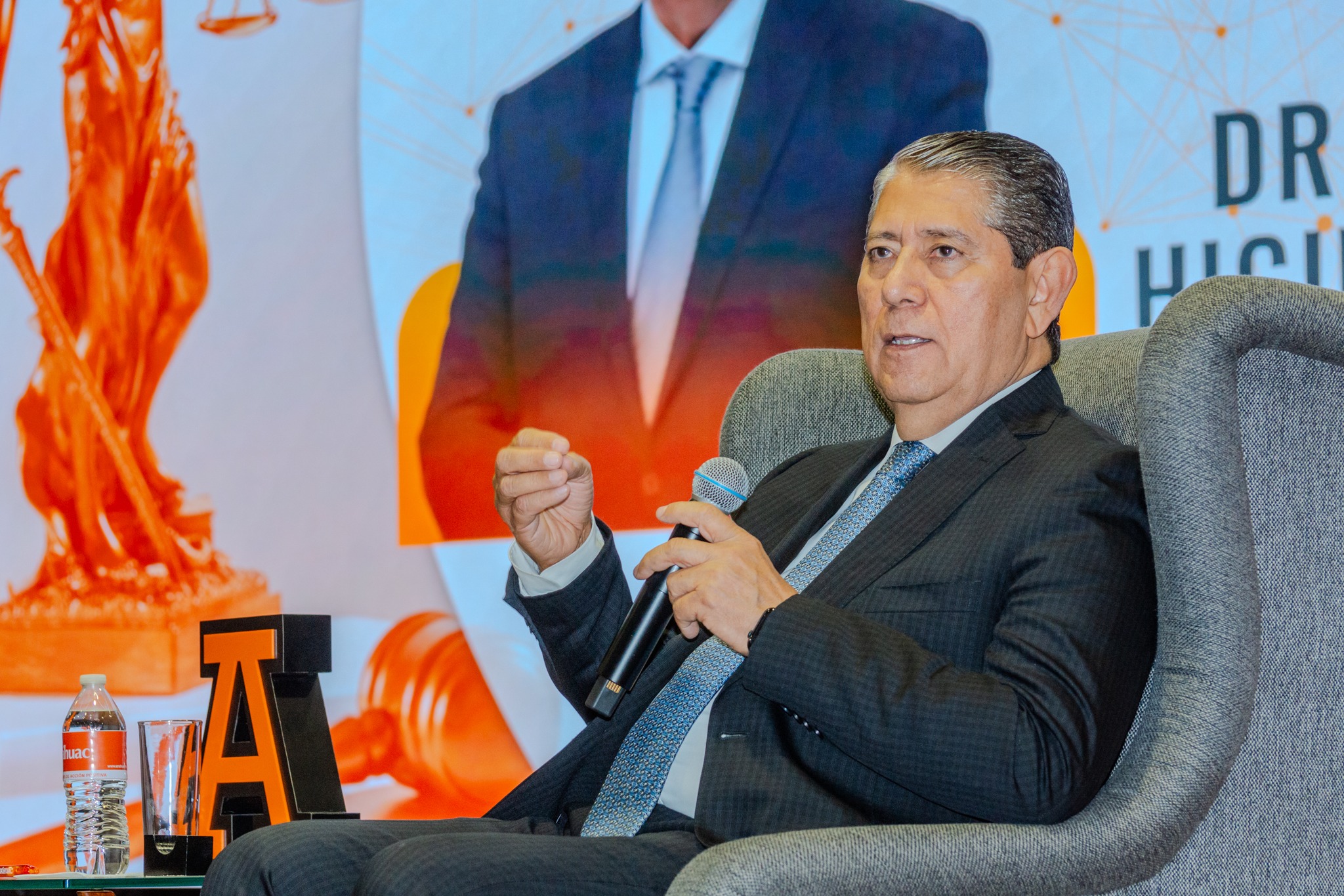 El Fiscal General de Puebla Gilberto Higuera destaca el papel del Derecho y la Justicia como pilares de la democracia en la Anáhuac Puebla