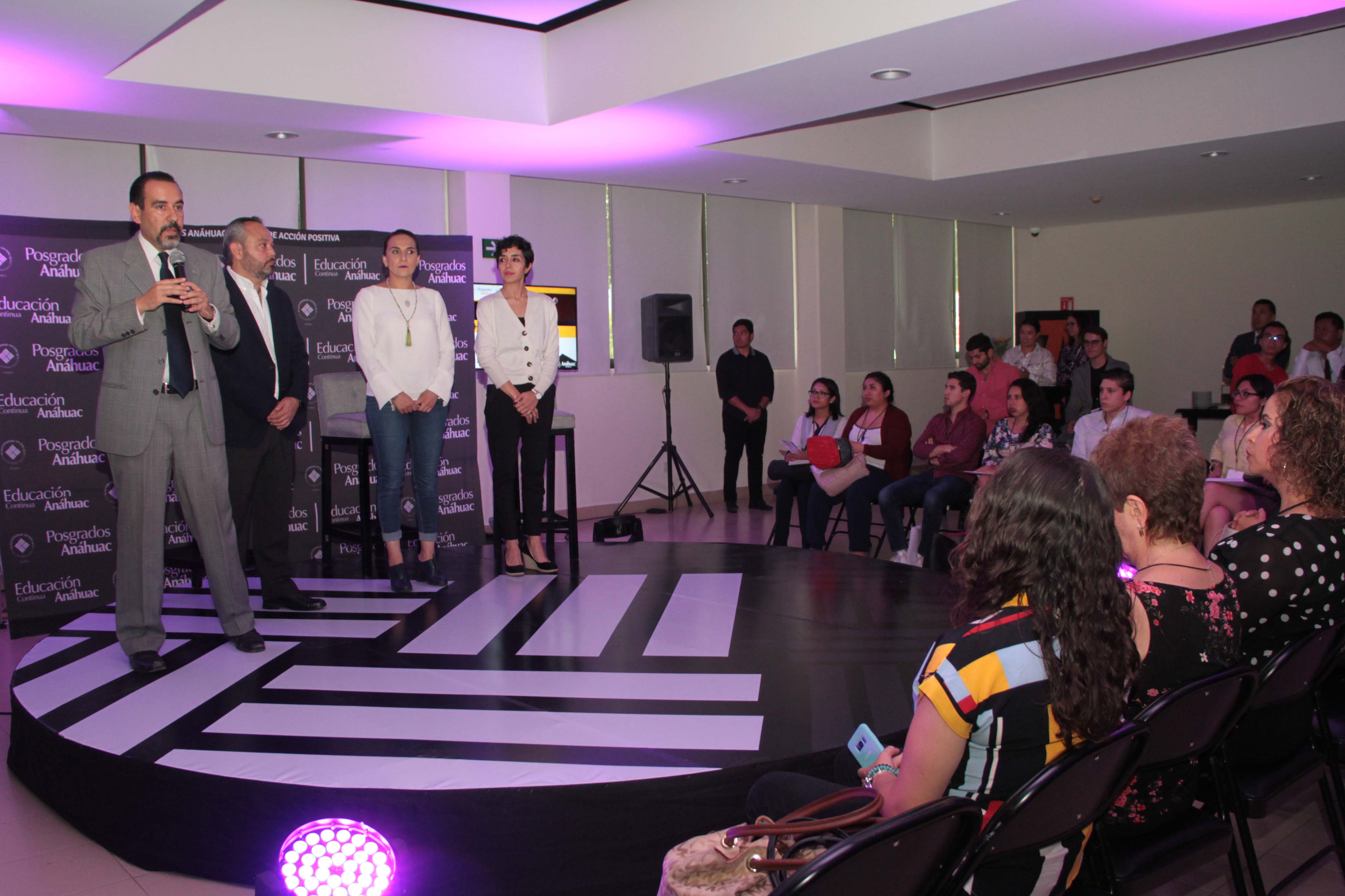 Anáhuac Puebla lleva a cabo foro entre egresados