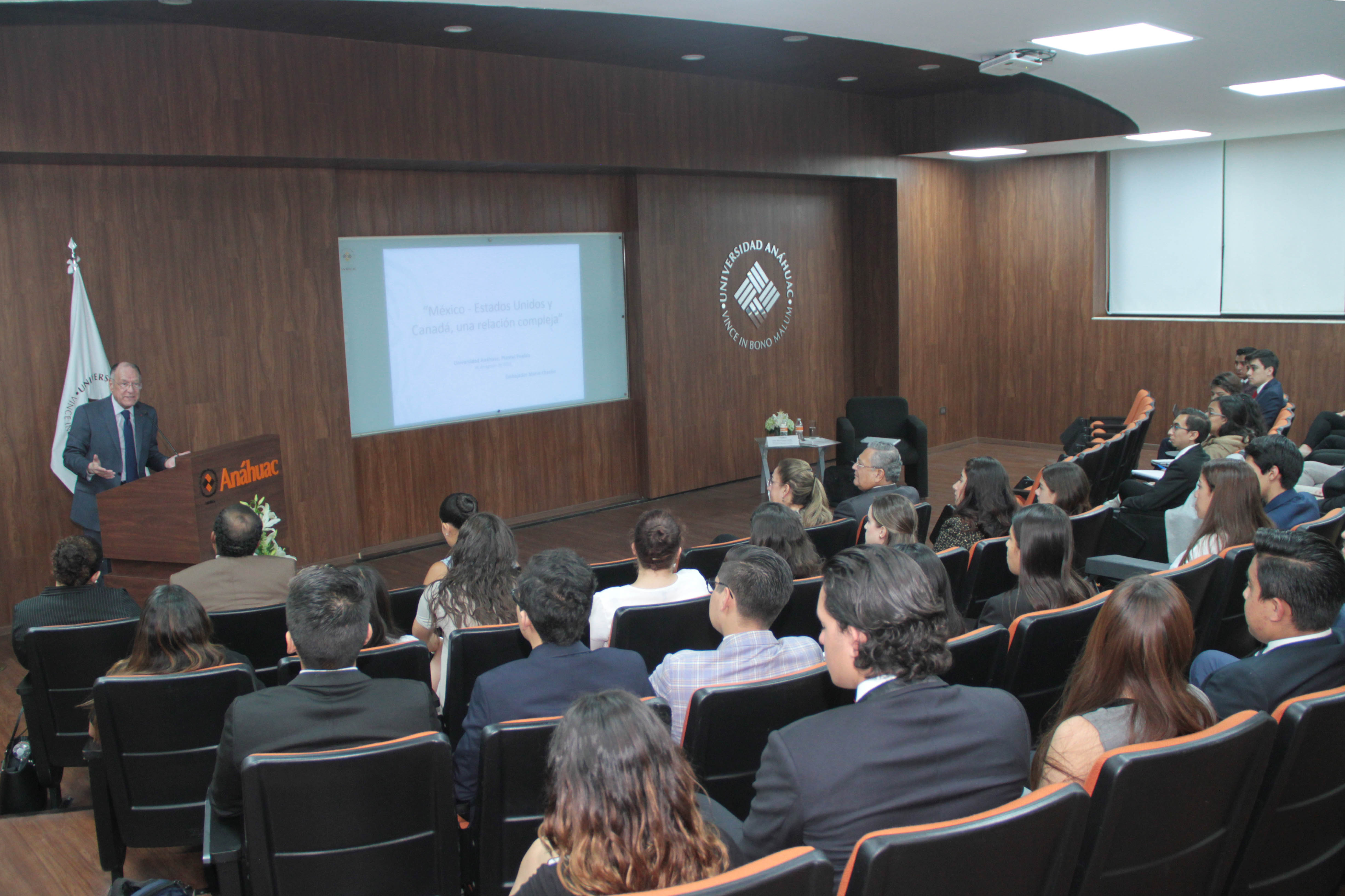 Embajador Mario Chacón imparte Cátedra para alumnos de la Escuela de Relaciones Internacionales
