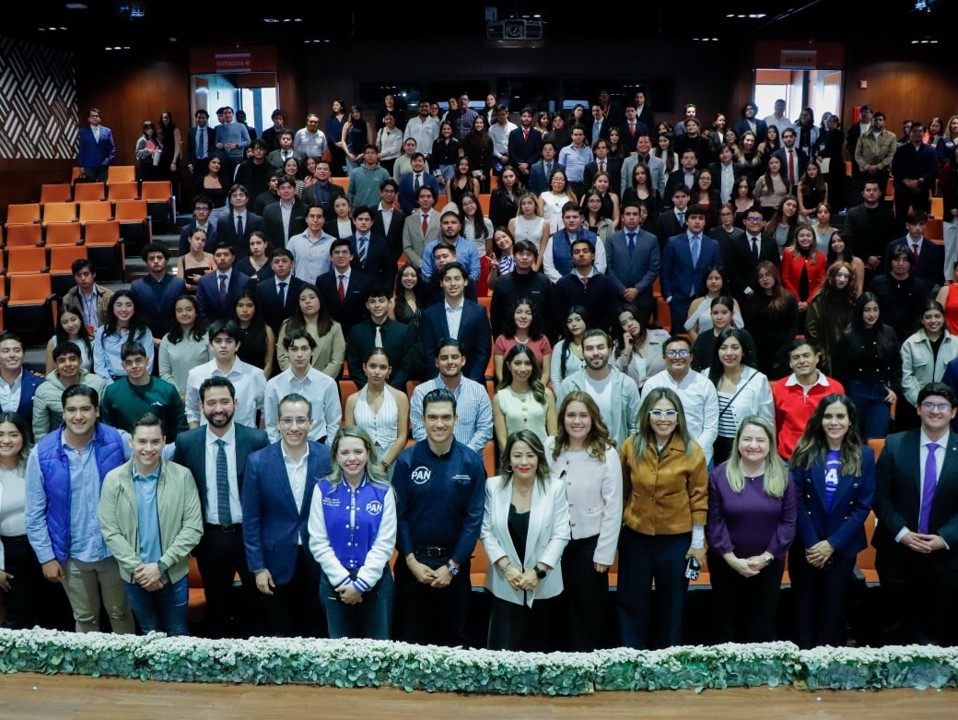 Estudiantes de la Anáhuac Puebla dialogan con Jorge Romero