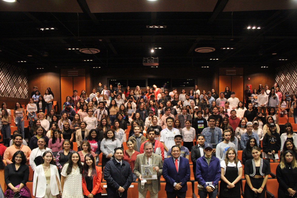 Morris Gilbert el productor teatral más reconocido en México comparte con universitarios de la Anáhuac Puebla