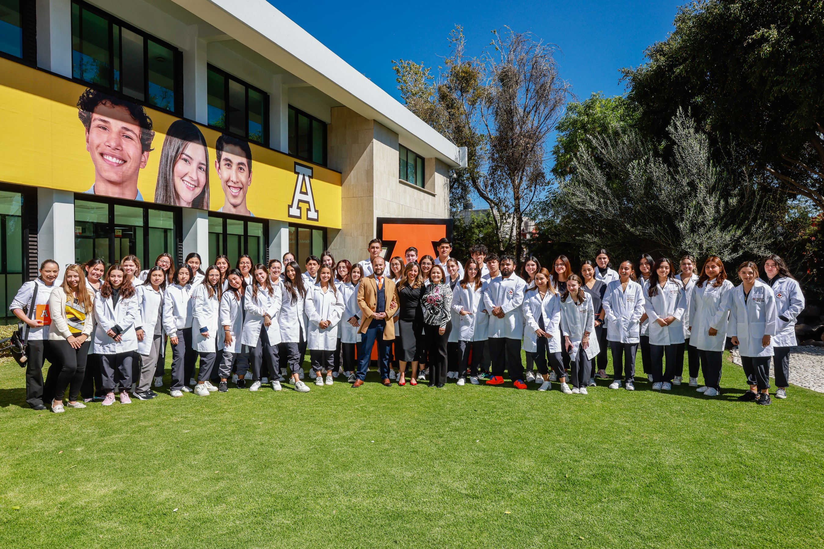 Alumnos de la Anáhuac Puebla reciben conferencia sobre VIH e Inmunonutrición con ponente internacional.