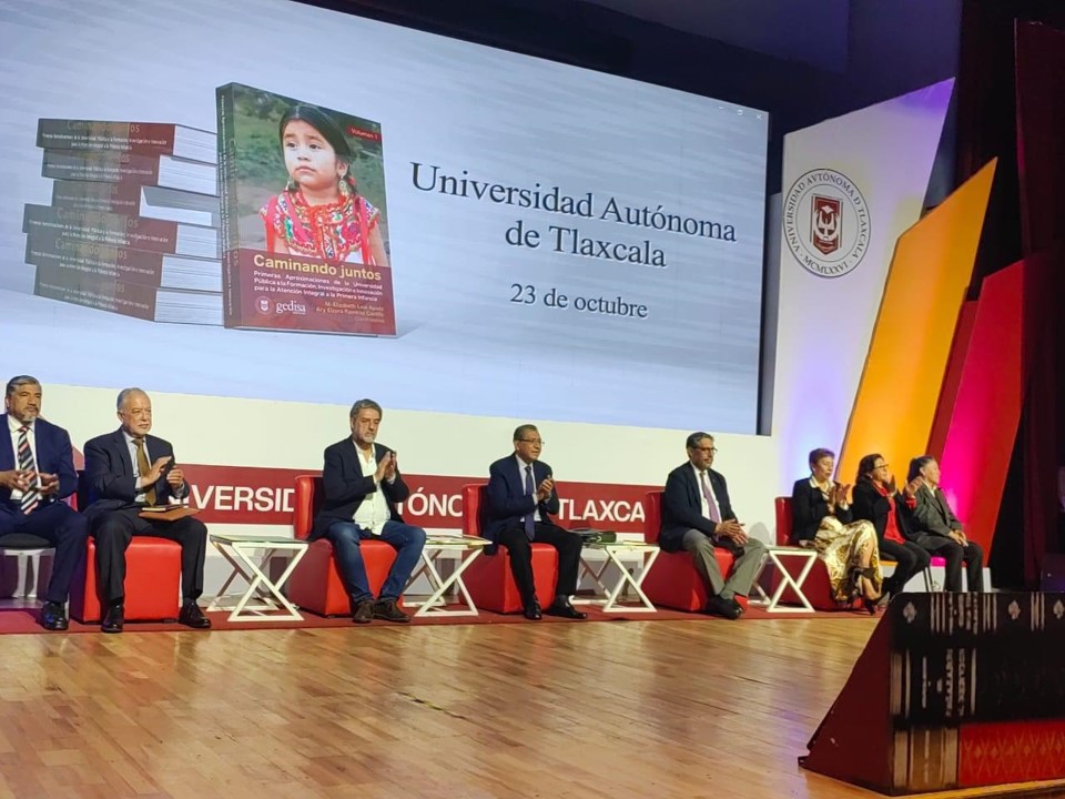 Coordinadora de la Escuela de Psicología de la Universidad Anáhuac Puebla fortalece la formación académica en la presentación del Libro "Caminando Juntos"