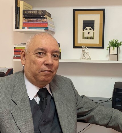 Reconocen a docente de Derecho por su trayectoria internacional