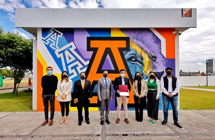 Egresado de la Anáhuac Puebla, Sebastián Guzmán, pinta mural conmemorativo