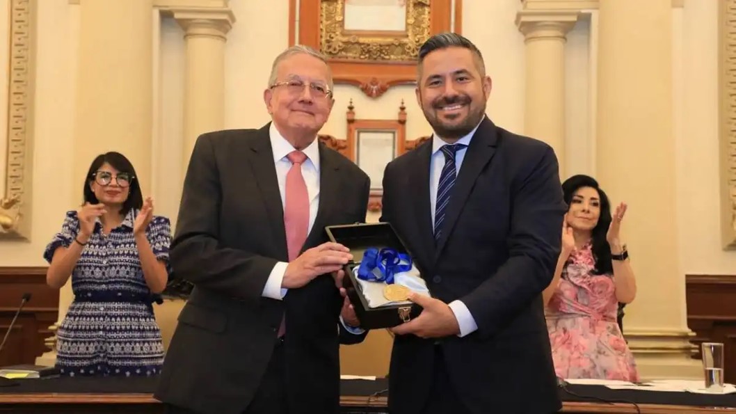 Dr. Guillermo Ruiz Argüelles recibe la “Presea Puebla de Zaragoza”