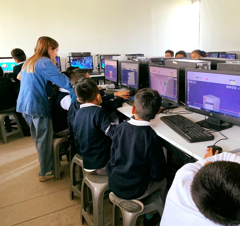 Estudiantes de la Anáhuac Puebla benefician a niños y jóvenes de primaria con talleres de fabricación digital