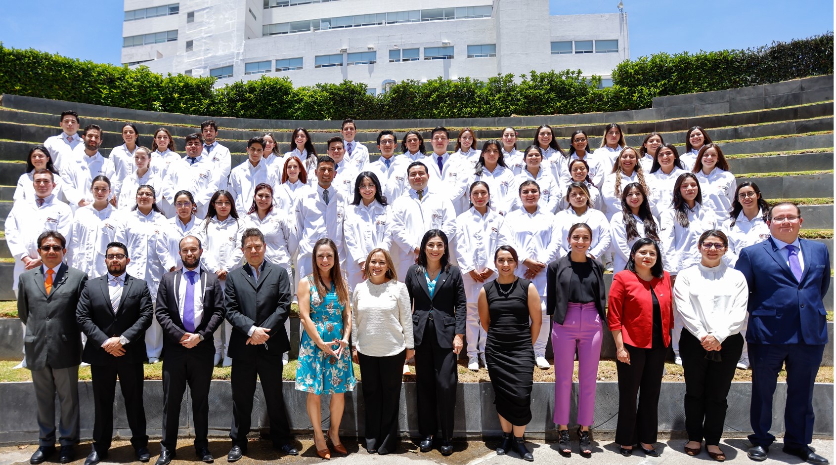 Alumnos de Medicina reciben batas en emotiva ceremonia