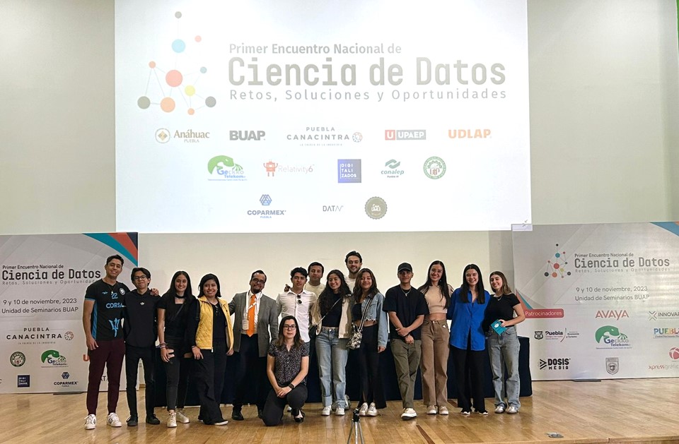 Docente y estudiantes presentes en el "Primer Encuentro Nacional de Ciencia de Datos, Retos, Soluciones y Oportunidades"